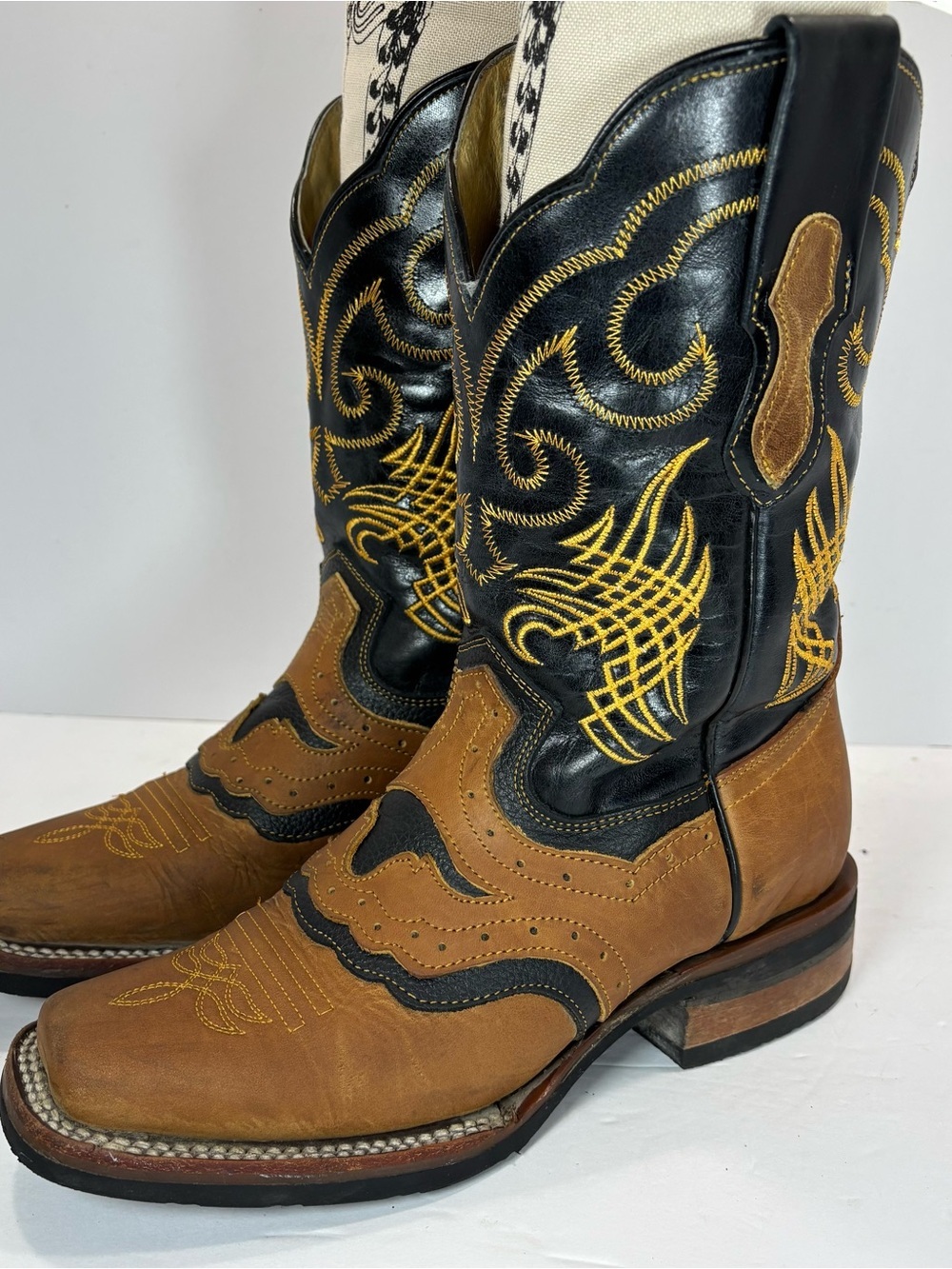 Arango Bull Alazan Western Short Boots Men 4/Women 5.5 Leather Embroidered EUC